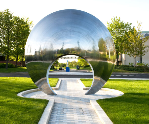 aafbp17
Stainless steel public art sculpture moongate moon gate designed by Allison Armour
Design Allison Armour
Frimley Business Park, Surrey
Ornaments
Marcus Harpur